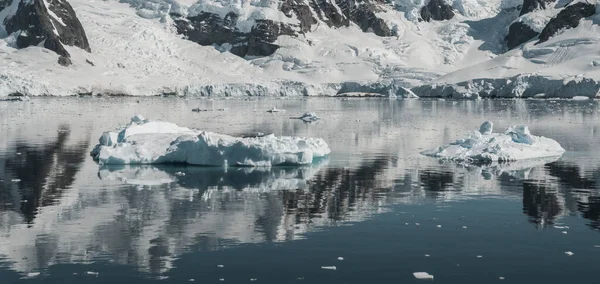Сніжні Гори Сонячний День Затока Параїсо Антарктида — стокове фото