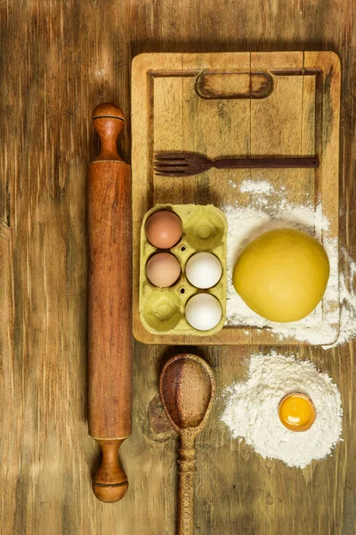 Erişte için yumurta hamuru, masada malzemeler var..