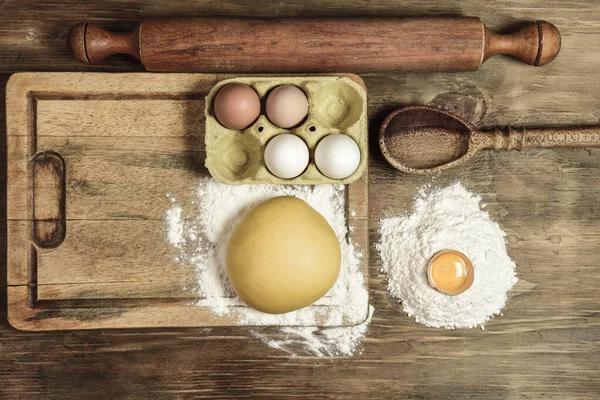 Erişte için yumurta hamuru, masada malzemeler var..