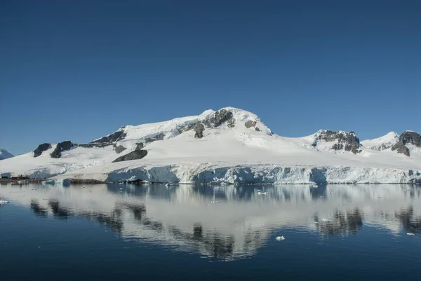 Śnieżne Góry Słoneczny Dzień Paraiso Bay Antartica — Zdjęcie stockowe