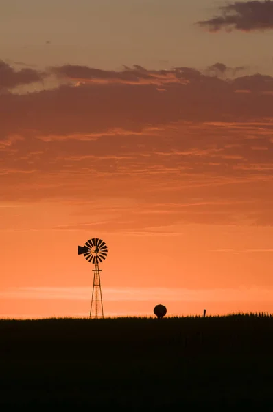 Moinho Vento Campo Pôr Sol Pampas Patagônia Argentina — Fotografia de Stock