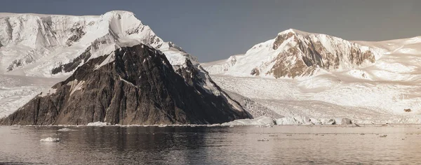 Montanhas Nevadas Paraiso Bay Antártica — Fotografia de Stock