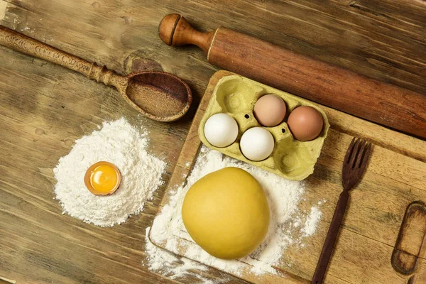 Erişte için yumurta hamuru, masada malzemeler var..