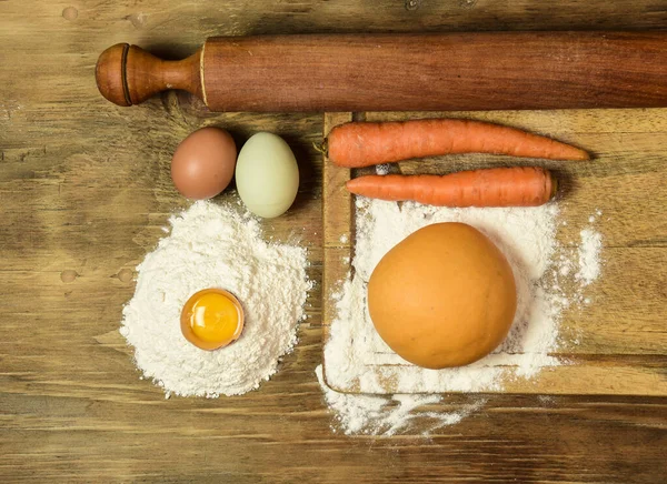 Erişte için havuç hamuru, masada malzemeler var..