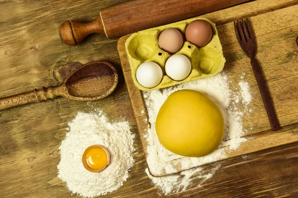 Erişte için yumurta hamuru, masada malzemeler var..