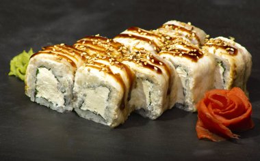 Japon yemeği suşisi wasabi böreği ve zencefil.