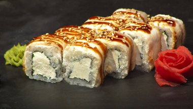 Japon yemeği suşisi wasabi böreği ve zencefil.