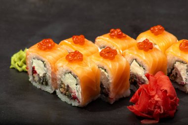 Japon yemeği suşisi wasabi böreği ve zencefil.