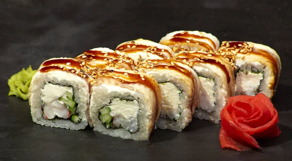 Japon yemeği suşisi wasabi böreği ve zencefil.