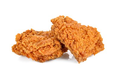 Kızarmış tavuk beyaz arka planda izole edilmiş.