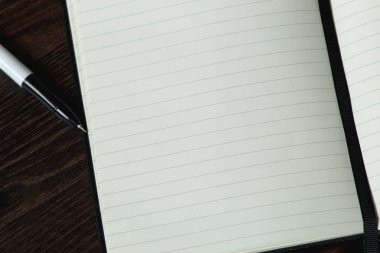 Açık not defteri ve kalem