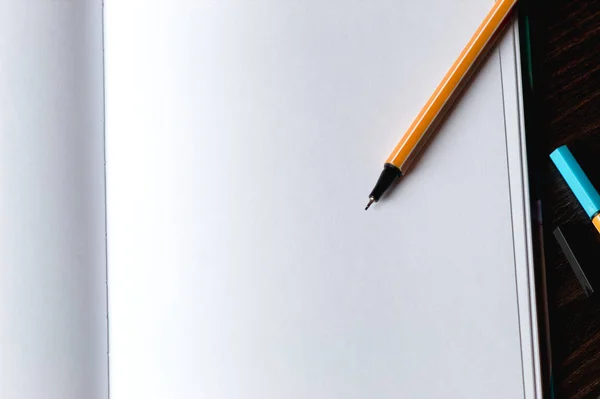 kağıt ve kalem beyaz arka grond