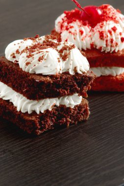 Krem şantili çikolatalı pasta ve vişneli pasta.