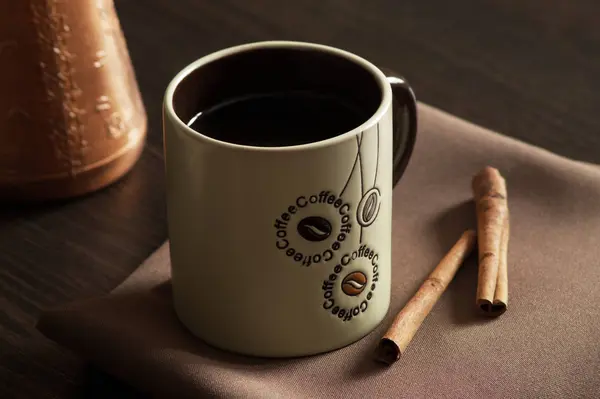 Bir fincan kahve kahvaltı, tarçınlı doğal kahve, koyu kahve.