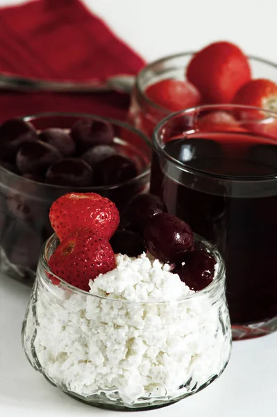 Böğürtlenli tatlı Kirazlı ve çilekli süzme peynir ve çilekli meyve suyu beyaz arka plan tatlı
