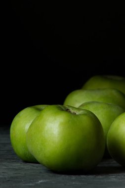 Beyaz arka planda yeşil elma taze meyve