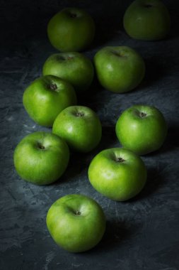 Beyaz arka planda yeşil elma taze meyve