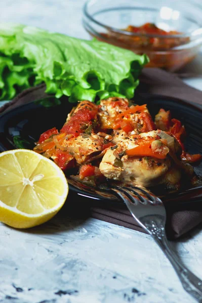 Sebzeli tavuk, siyah tabakta akşam yemeği.