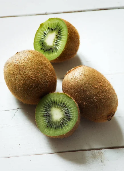 Kiwi Früchte Isoliert Auf Weißem Holzhintergrund Frisch — Stockfoto