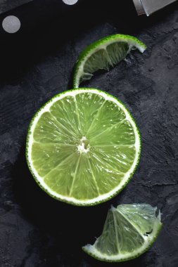 Siyah arkaplanlı limon turunçgiller organik