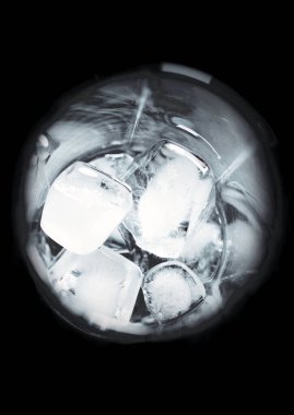 Siyah zemin üzerinde cam küpler.