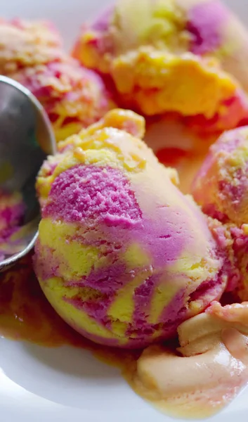 Eis Als Dessert Mit Frischen Früchten — Stockfoto