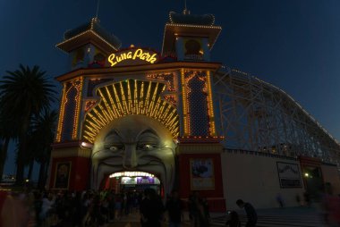 Gece yarısı boyunca Luna Park Tema Parkının ön tarafında