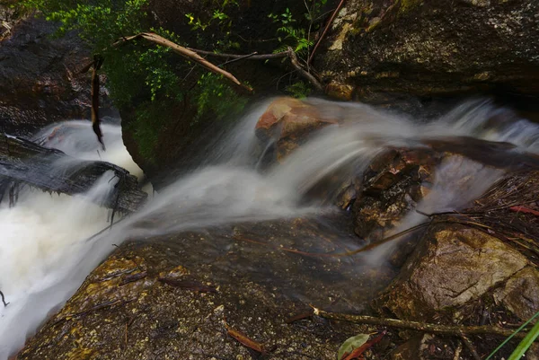 Água corrente de riacho capturada em longa exposição — Fotografia de Stock