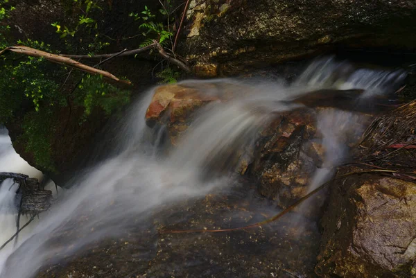 Strömendes Wasser des Baches in Langzeitbelichtung aufgenommen — Stockfoto