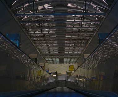 Parlamento İstasyonu Basamağı Aşağıya Bakıyor