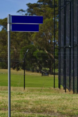Açık bulanık doğal arkaplan ile mavi renkli boş işaretler