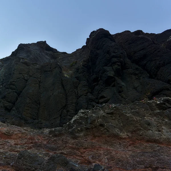 Vue du bas des rochers avec ciel bleu à l'arrière-plan — Photo
