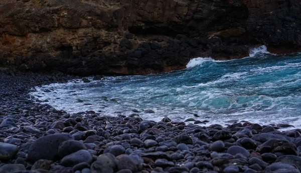 汹涌的海浪和岩石 — 图库照片