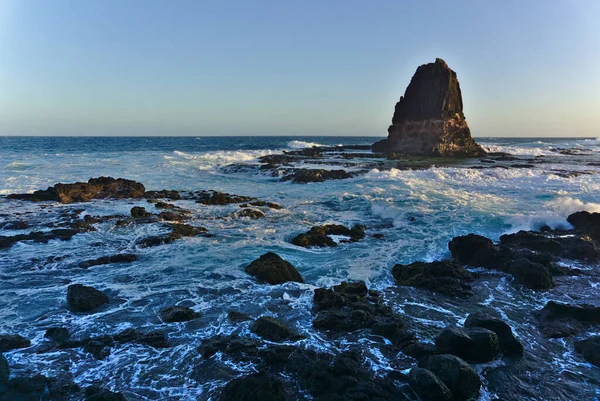 Nagy szikla és sziklák ütköző hullámokkal — Stock Fotó