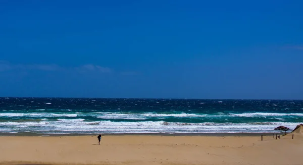 Άντρας που τραβάει φωτογραφία στην παραλία — Φωτογραφία Αρχείου