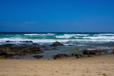 Küçük dalgalı sakin deniz