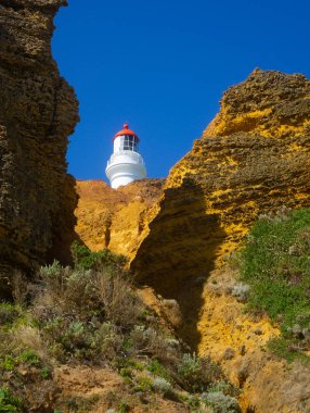 Sarı kayalıklardaki ışık evi