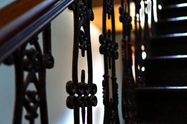 Siyah korkulukların yakın görüntüsü