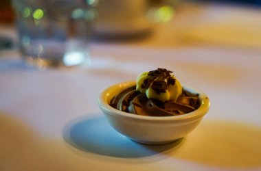 Küçük beyaz kasede çikolatalı mus manzarası