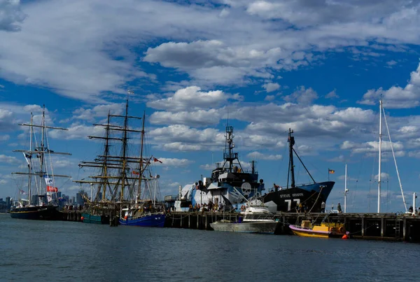 メルボルン Vic Australia 2020年3月1日 晴れた青空と日中にドッキングする背の高い船 — ストック写真