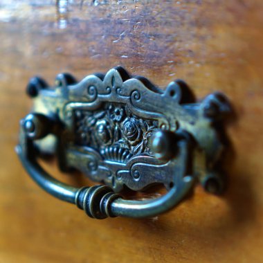 Ahşap yüzeyde vintage biçimi denetleyici