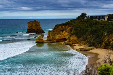 Kumsaldaki sarı uçurum Bulutlu bir günde