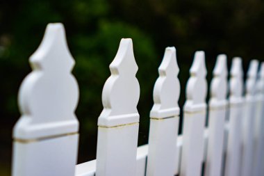 Ortalama ve tekdüzeliği temsil eden beyaz çitin yakın görüntüsü