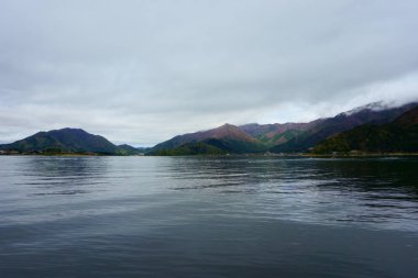 Güzel Kawaguchiko Gölü, bulutlu hava. Japonya