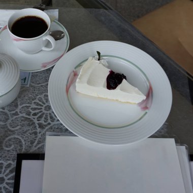 Beyaz tabakta peynirli kek.