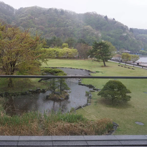 窗外多云的雨天 日本川口湖公路沿线草坪 — 图库照片