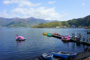 Fujikawaguchiko / Japonya - 02 Mayıs 2019: Mavi gökyüzü ve mavi göl. Kuğu teknesi kiralama. Manzara güzel Kawaguchiko Gölü