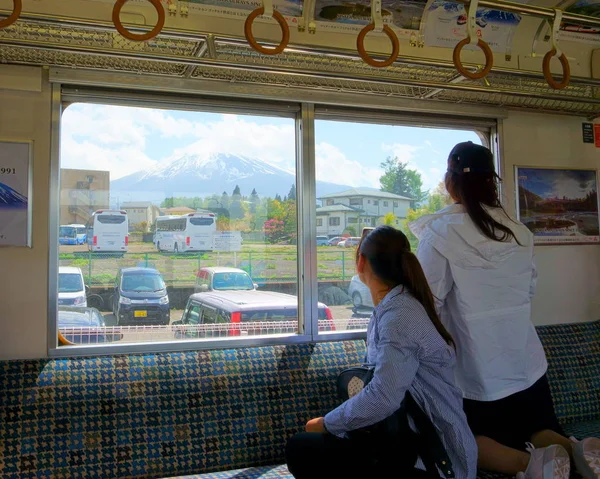 Fujikawaguchiko Japan Maj 2019 Två Unga Kvinnliga Turister Tittar Genom Stockbild