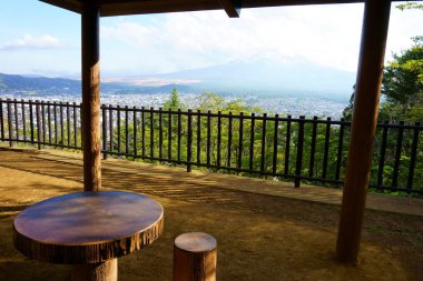 Fuji Yoshida şehrine tepeden bakan balkon, Fuji Dağı 'nın kendisi uzaktan görülebiliyor.