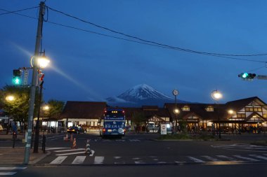 Fujikawaguchiko / Japonya. Tren istasyonu, otobüs ve taksi durakları. Arkadaki Fuji Dağı. Akşam vakti.